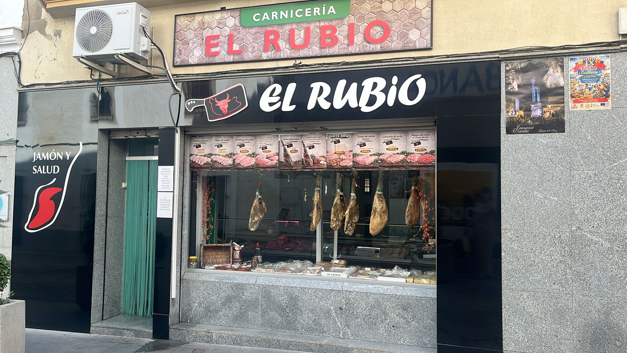 Fachada de Carnicería El Rubio en Zalamea de la Serena, con productos ibéricos de La Comarca de La Serena expuestos en el escaparate